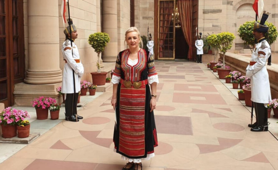 Новата ни посланичка в Индия се представи в народна носия (снимки)
