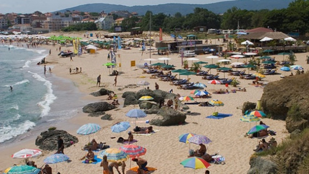 Плажът в Лозенец остава затворен