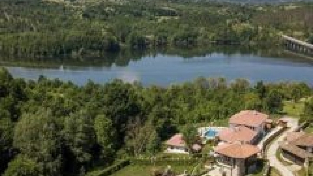 Братовчед на кмета на Горна Оряховица с къща за гости за над 263 хил. лв. в Еленско