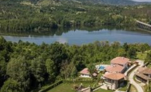 Братовчед на кмета на Горна Оряховица с къща за гости за над 263 хил. лв. в Еленско