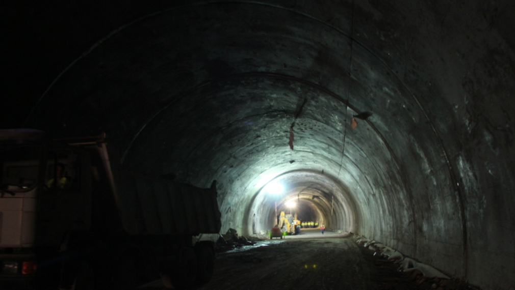 Турски ТИР с извънгабаритен товар е виновен за инцидента в тунел "Витиня"