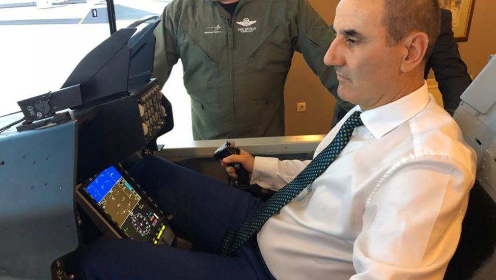 Цветанов участва в симулация на полет с F-16 и го обяви за връх на технологията