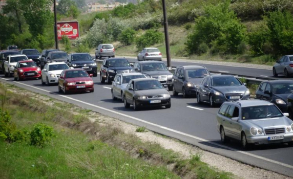 1000 лв. глоба за каране в аварийната лента на магистралата