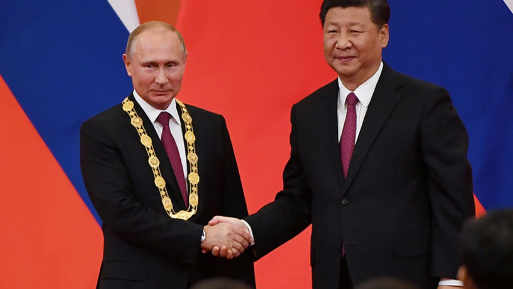 Си Дзинпин удостои с научно звание своя "най-добър приятел" Путин