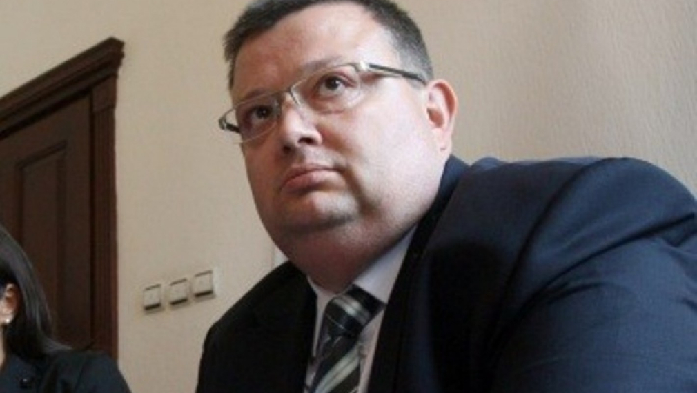 Цацаров е награждаван от Петканов и Цветанов още като съдия