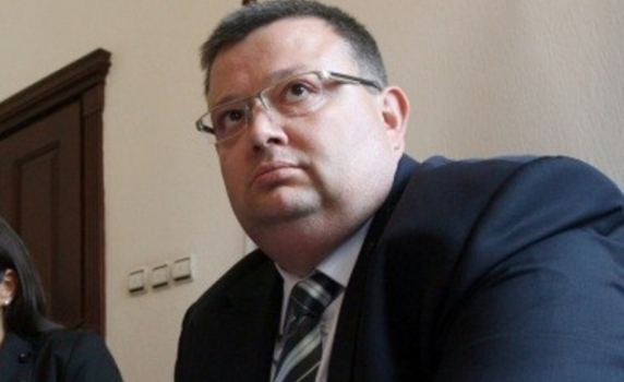 Цацаров е награждаван от Петканов и Цветанов още като съдия