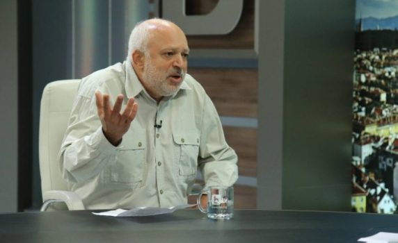 МВР: Не колата на проф. Минеков, а съседна е била подпалена