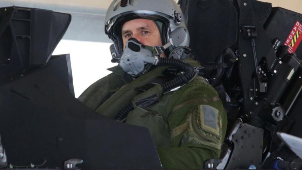 Само Румен Радев е действащ пилот-президент в света 