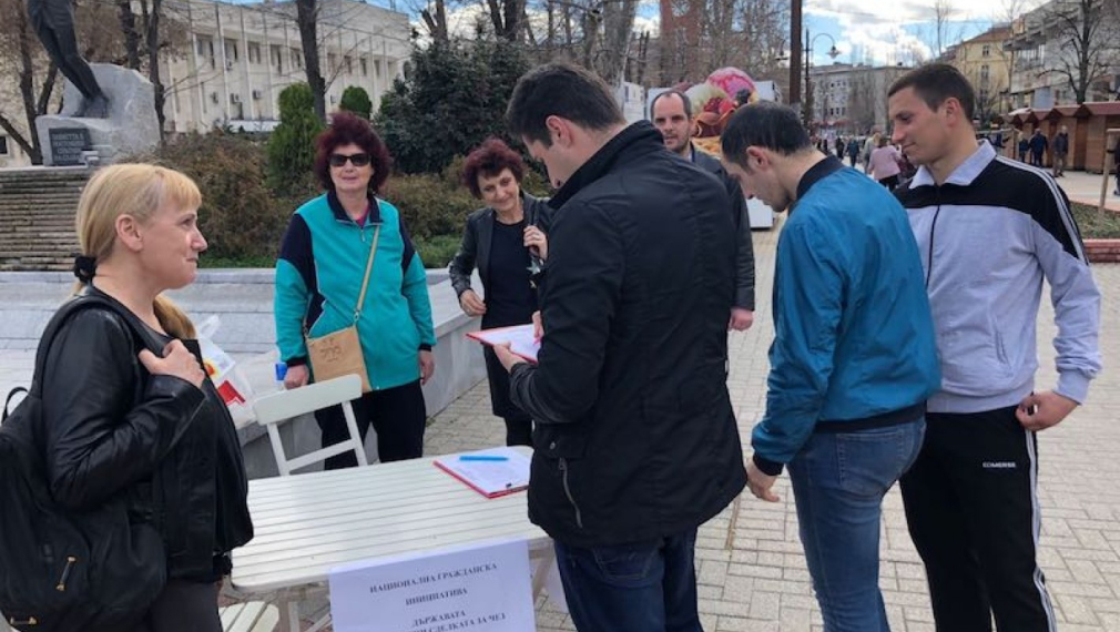 Елена Йончева събра 100 подписа за час срещу сделката с ЧЕЗ