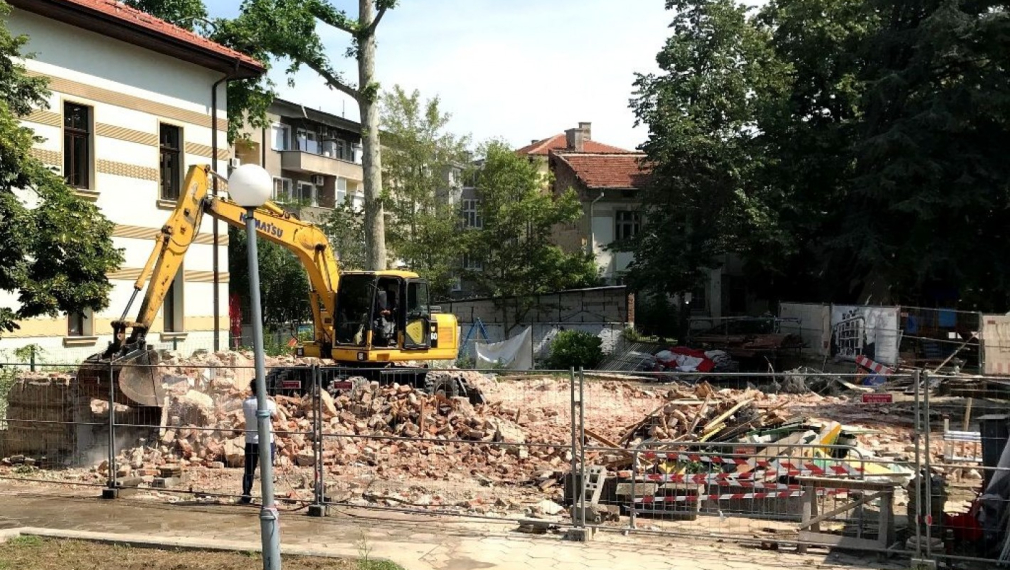 Събориха незаконно вековна къща в центъра на Пловдив