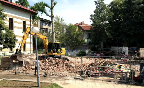 Събориха незаконно вековна къща в центъра на Пловдив