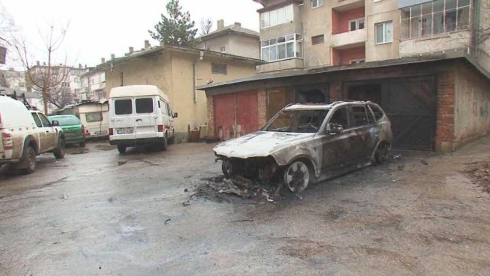 Запалиха автомобилите на двама ключови свидетели по делото "Суджукгейт" 