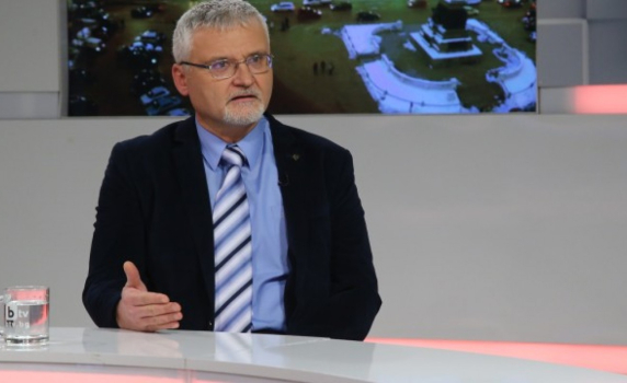 Минчо Спасов: Поне известно време няма да ни управлява бандата на Винету