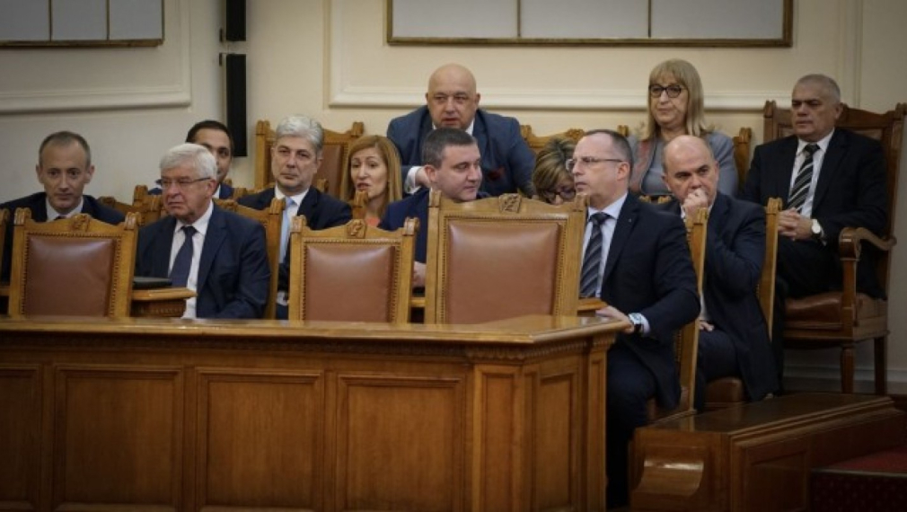 Кабинетът оцеля при вота на недоверие
