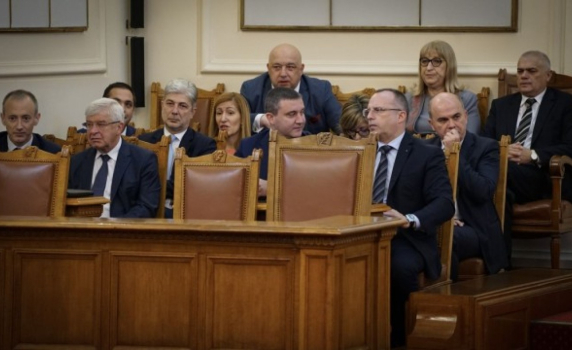 Кабинетът оцеля при вота на недоверие