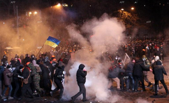 Близо 300 протестиращи и полицаи ранени тази нощ в Украйна