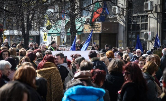 Медицински сестри от цялата страна излязоха на протест за по-достойно заплащане
