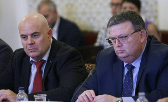 Цацаров, Гешев и шефовете на всички спецслужби са в САЩ 
