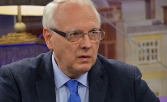 Позорът на Каракачанов: Признава „македонския" език и праща българска войска на източния фронт
