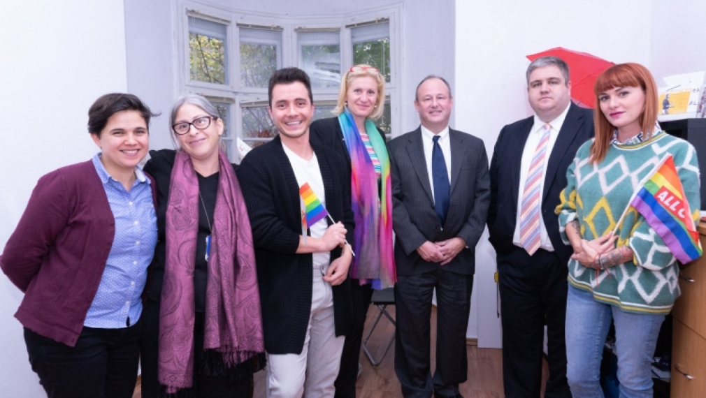 Посланикът на САЩ посети първия център на ЛГБТ + в България