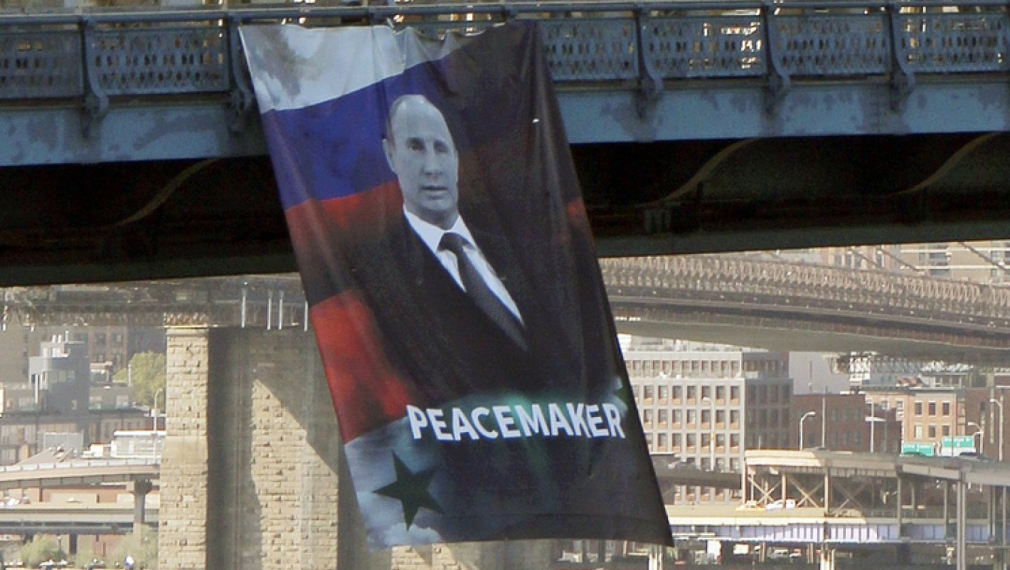 В Ню Йорк се появи портрет на Путин с надпис "миротворец"