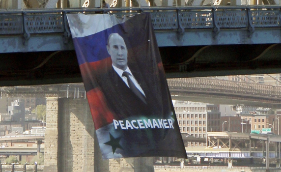 В Ню Йорк се появи портрет на Путин с надпис "миротворец"