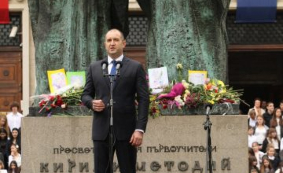 Румен Радев: В йерархията на духа и културата, първенци не са политиците, а рицарите на буквите