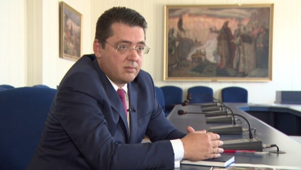 Пламен Узунов няма да подава оставка заради нацистките снимки
