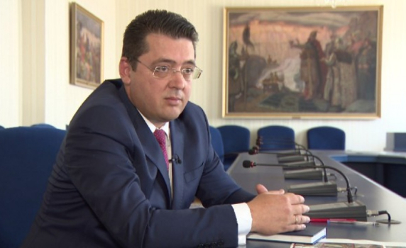 Пламен Узунов няма да подава оставка заради нацистките снимки