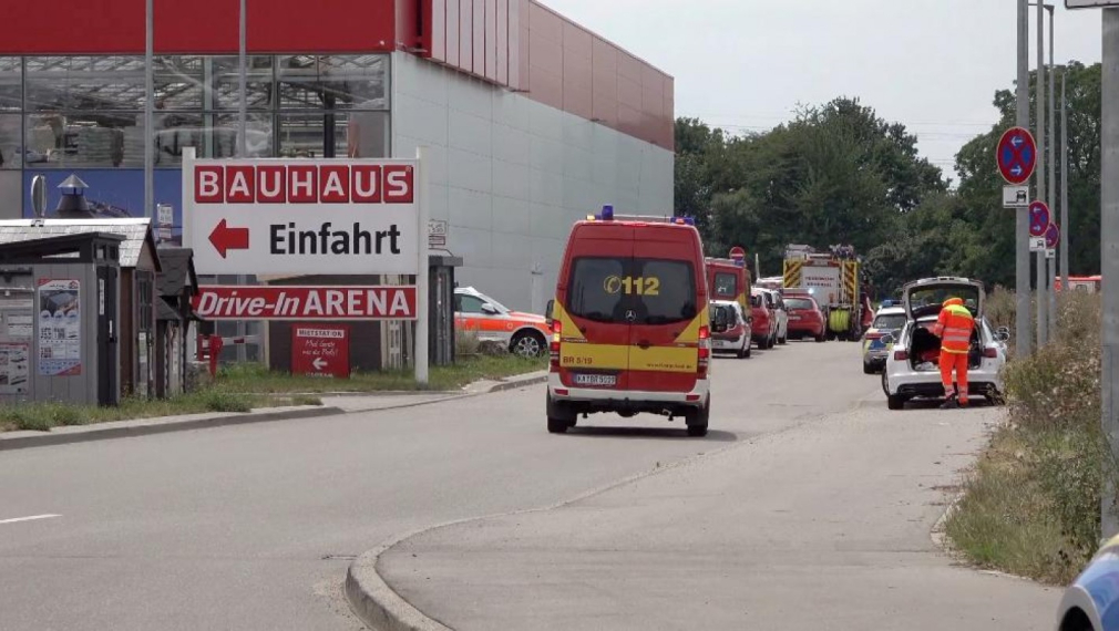 Малък самолет се вряза в сграда в Германия, трима са загинали