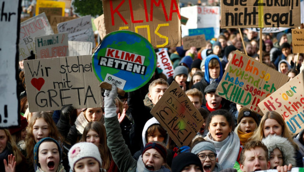 Хиляди ученици протестират срещу промените в климата по целия свят