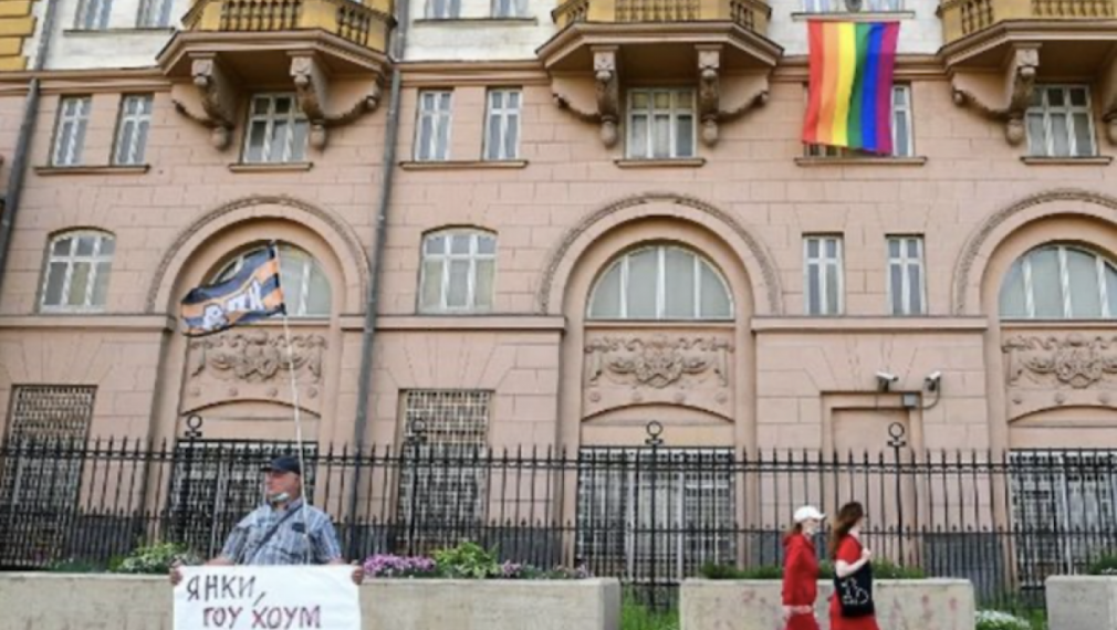 Путин за ЛГБТ флага на US посолството: Показаха кой работи там
