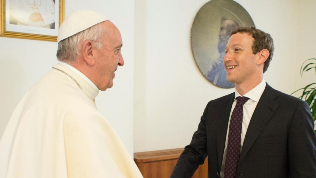 Шефът на Фейсбук подари дрон на папа Франциск