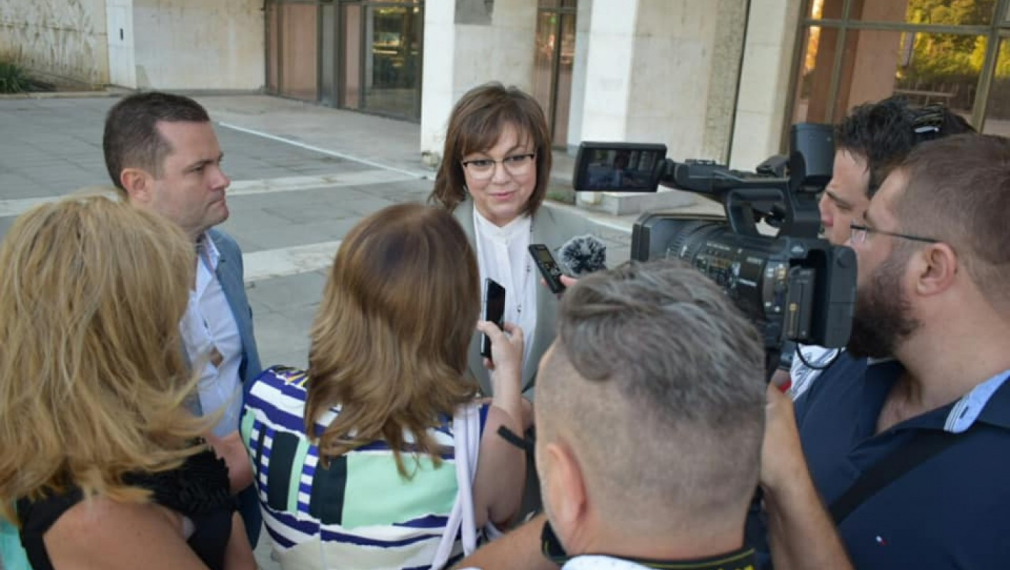Нинова в Русе: Уважаеми журналисти, микрофоните са включени. Тук не е МС. Питайте! 