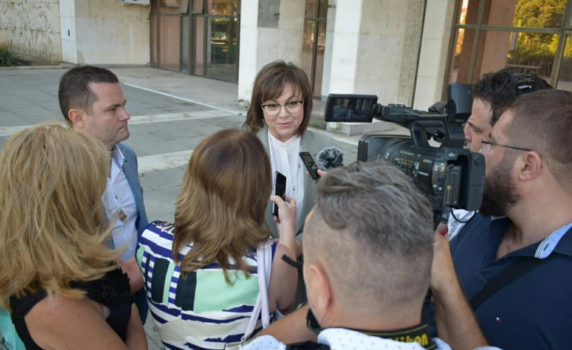 Нинова в Русе: Уважаеми журналисти, микрофоните са включени. Тук не е МС. Питайте! 