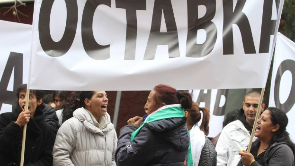 „ГЕРБ подбираха само бели цигани за протестите“
