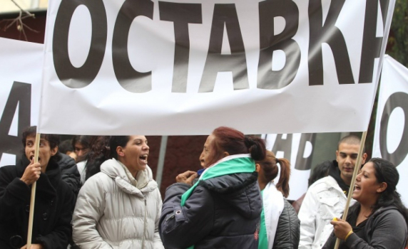 „ГЕРБ подбираха само бели цигани за протестите“