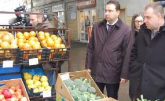 Скъпотията със снимки пред сергиите не се бори