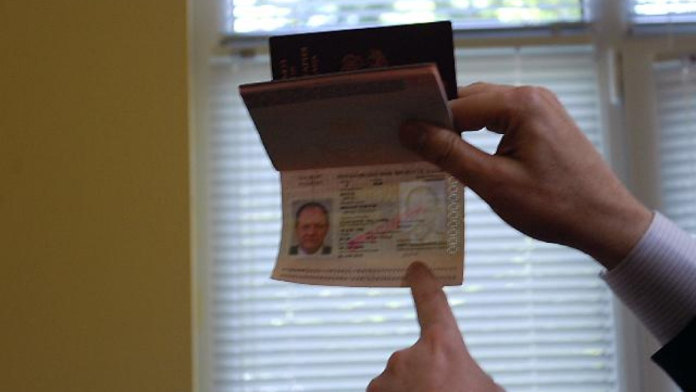 Миков се сдоби с първия паспорт с биометрични данни
