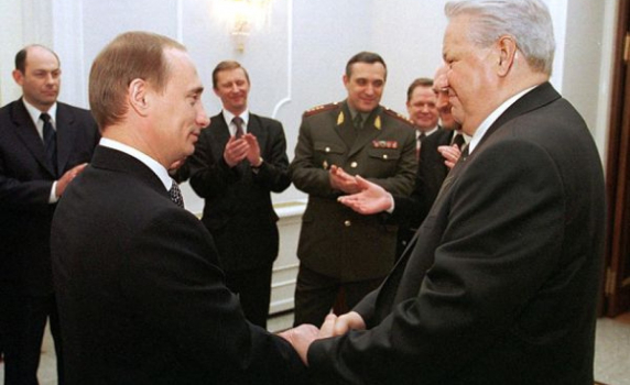 Слабите ги бият: Путин празнува 10 г. на власт