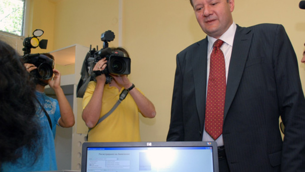 Михаил Миков купил за дознателите принтери за по...1400 лева
