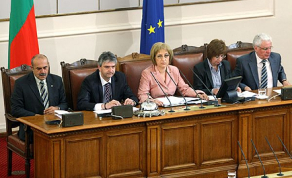 Цецка Цачева: Приемането на бюджета за 2010г. е най-важният въпрос пред НС
