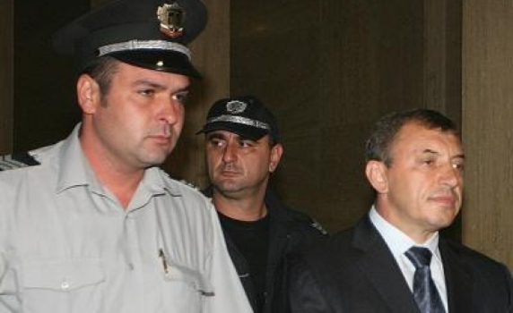 Алексей Петров отива в болница, но остава задържан под сража