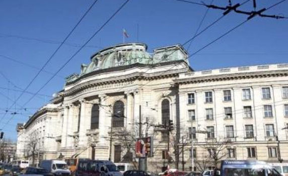 Софийският университет изправен пред „дървена ваканция"