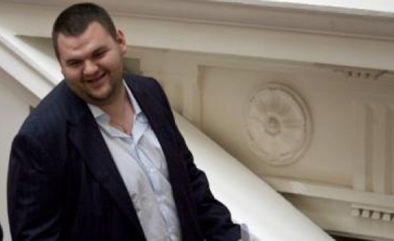 Делян Пеевски подал информацията, че Цветанов чака незаконно дете