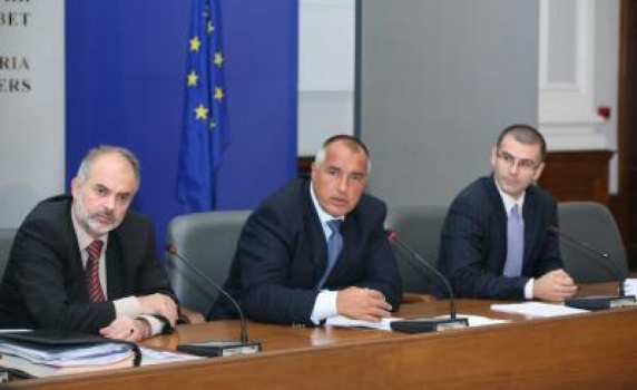 "Дясното" правителство национализира професионалните пенсионни фондове