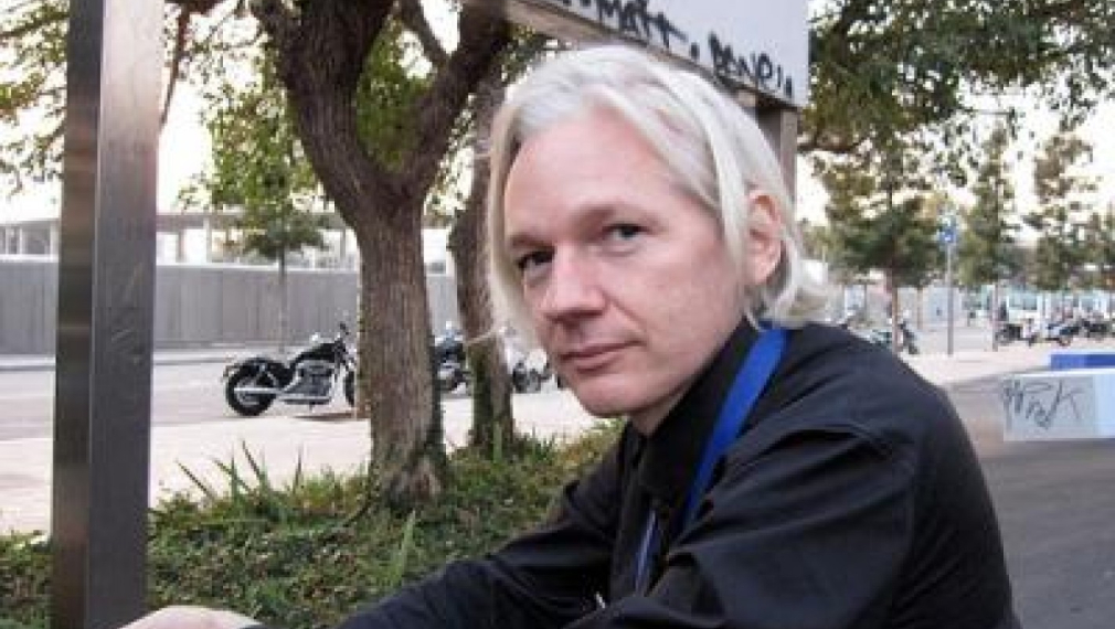Създателят на Wikileaks  обявен за издирване от Интерпол