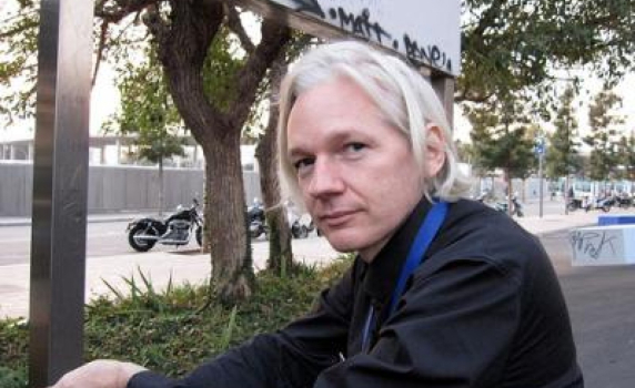 Създателят на Wikileaks  обявен за издирване от Интерпол