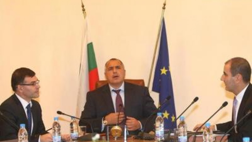 Правителството отпусна почти 800 хил.лв. за награди на пожарникари, църкви и три ВУЗ-а