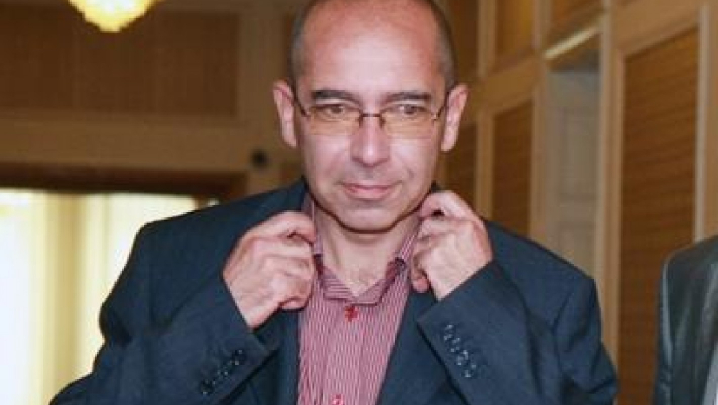 Докато затваря болници, здравното министерство ще съкращава парите за спешната помощ наполовина